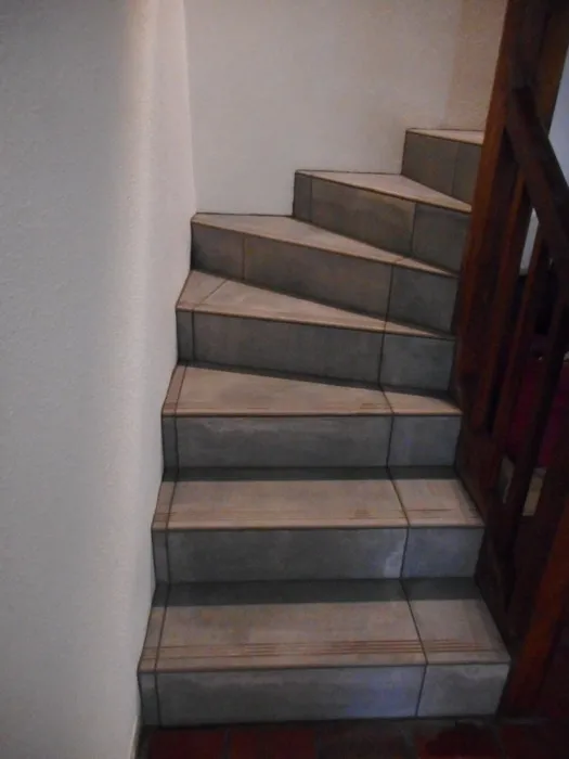 Pose de carrelage dans des escaliers à Aurillac