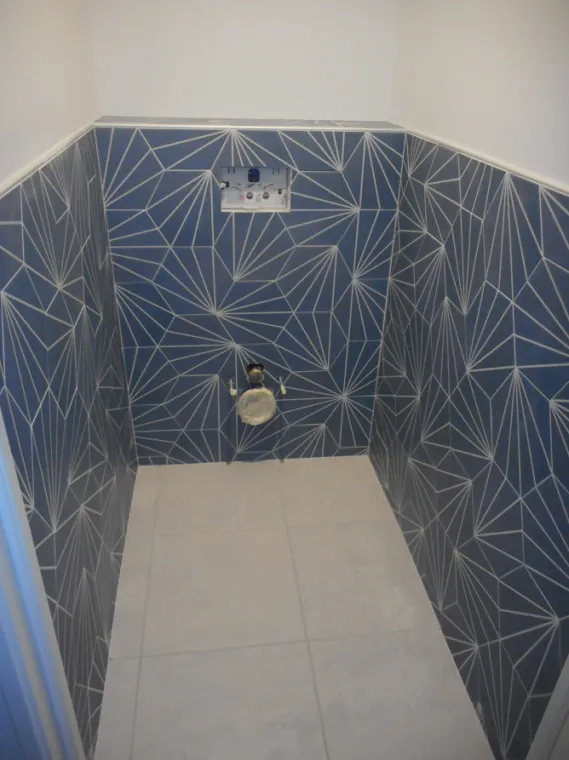 Pose de carrelage dans une salle de bain à Aurillac