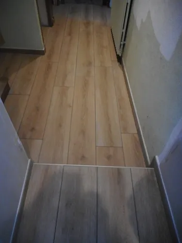 Pose d'un carrelage imitation parquet à Aurillac, Aurillac, Desblats Carrelage