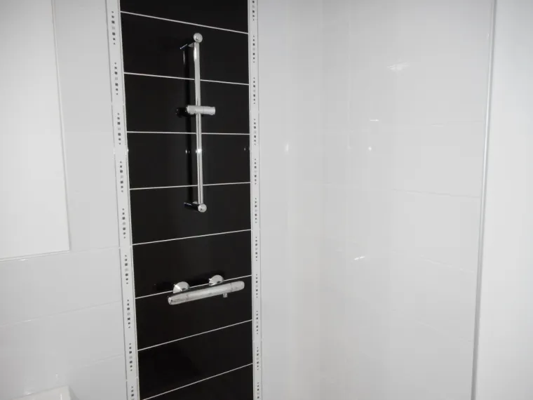 Pose de carrelage dans une salle de bain à Laveissière, Aurillac, Desblats Carrelage
