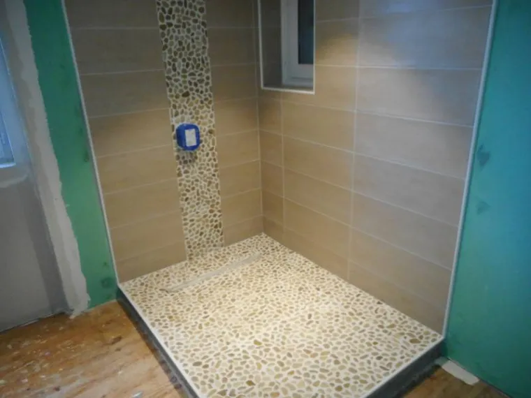 Pose de carrelage salle de bain à Laveissière : un rendu soigné et durable, Aurillac, Desblats Carrelage