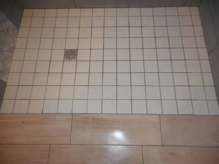 Pose de carrelage dans une douche d'appartement à Laveissière, Aurillac, Desblats Carrelage