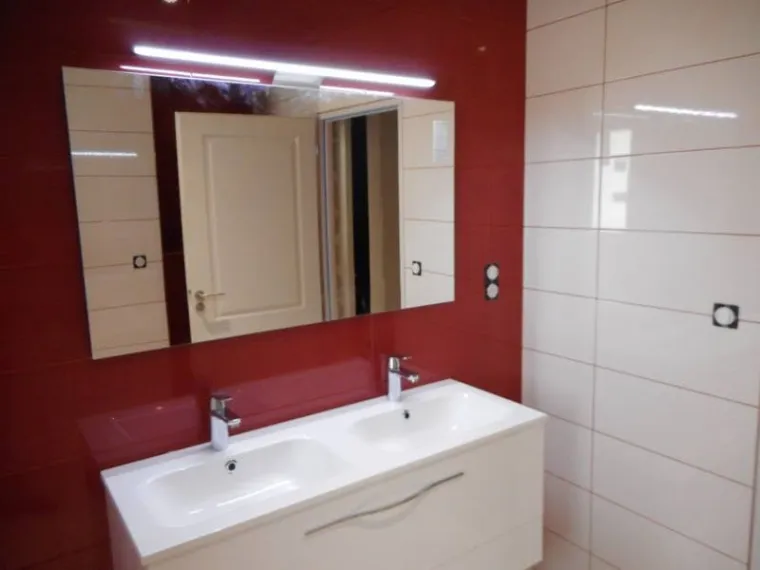 Pose de carrelage sur mur de salle de bain à Aurillac, Aurillac, Desblats Carrelage